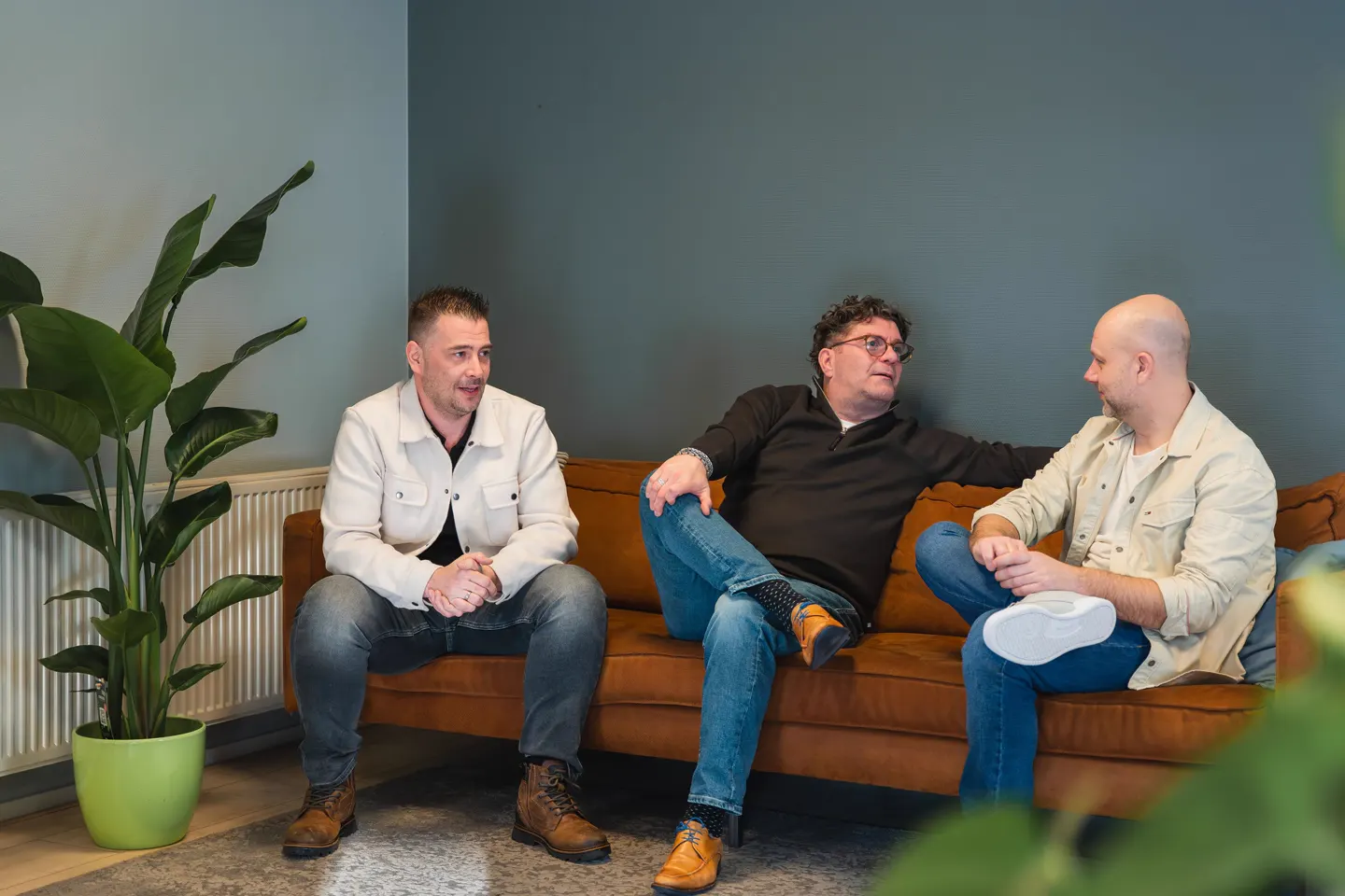 Pascal, Frank en Hielke van Boksie in gesprek op de bank